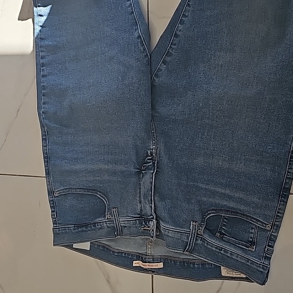 Levi's - Picture 4 of 5